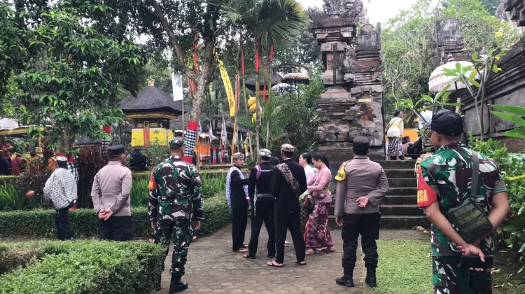 Ratusan Umat Hindu Gelar Piodalan di Pura Mandara Giri Semeru Agung