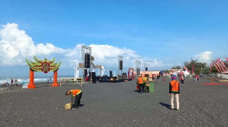 Pemkab Lumajang Jaga Kebersihan Pantai Watu Pecak Demi Kenyamanan Pengunjung