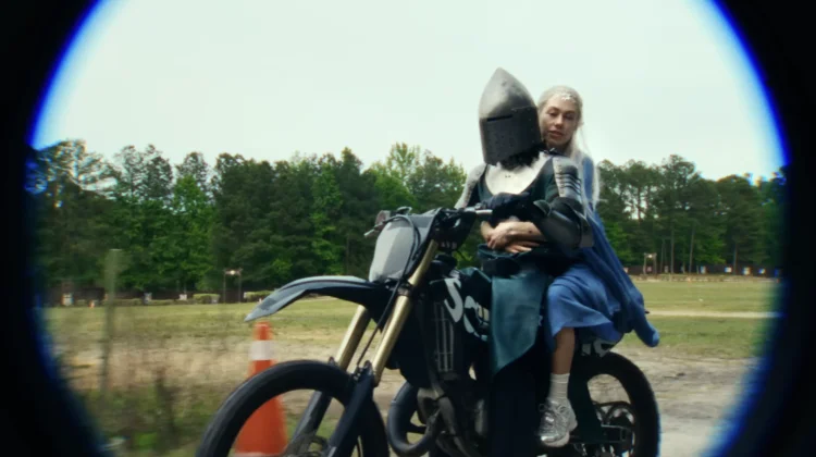 Phoebe Bridgers Kembali dengan "Lost Boys", Album Baru Dirilis Agustus