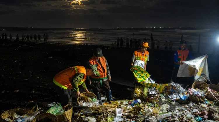 Gotong Royong Menjaga Pantai Tetap Bersih