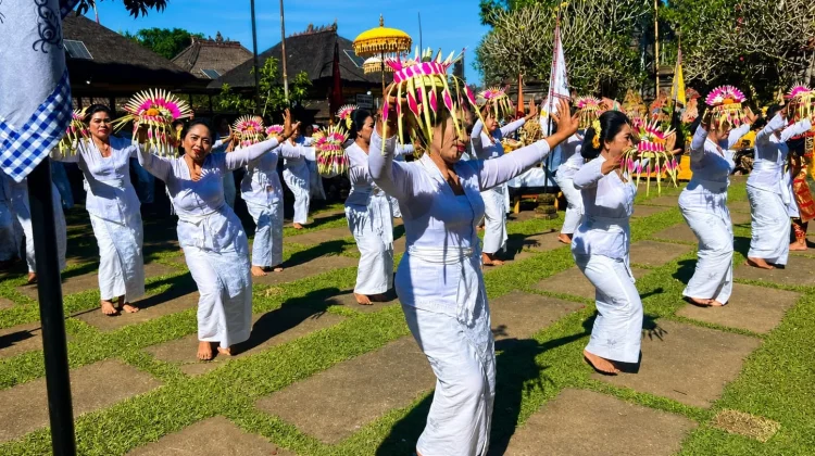 Di Lereng Semeru, Harmoni Itu Dirawat dengan Doa