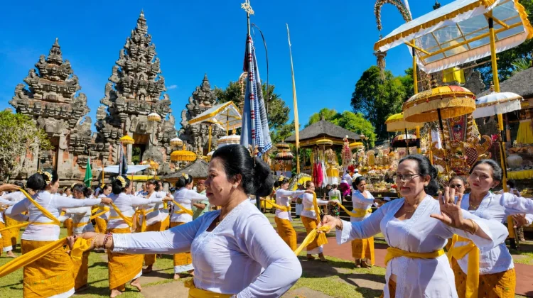 Di Lereng Semeru, Harmoni Itu Dirawat dengan Doa