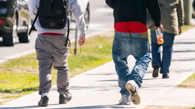 Sagging, Kontroversi Gaya Berpakaian Celana Melorot yang Kini Jadi Bagian Fashion