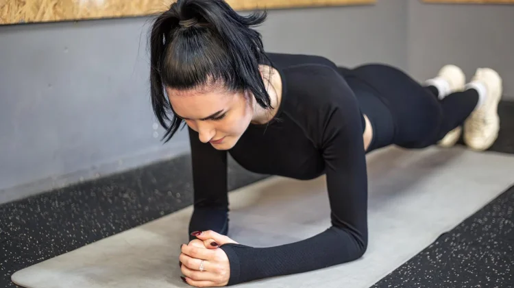 Plank Cuma 30 Detik, Efektif Turunkan Berat Badan?