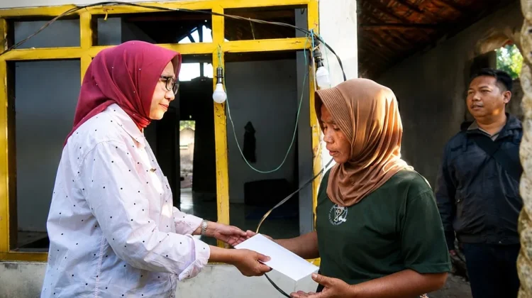 Warga Terdampak Kebakaran di Jatisari Terima Bantuan