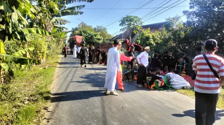 Ponpes Al Qodiri Gumukmas Gelar Kirab Santri