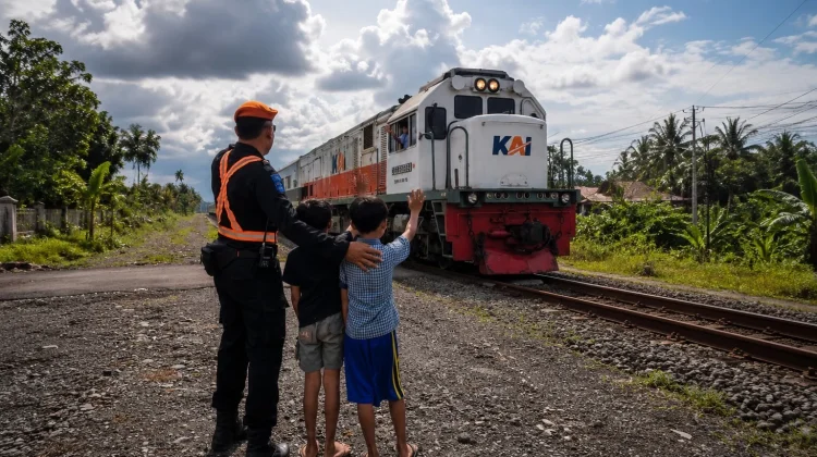 KAI Tambah 17 Petugas Jaga Lintas Selama Libur Sekolah
