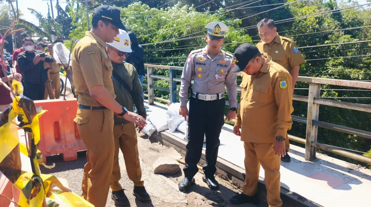 Jembatan Koncer Berlubang, Wabup Kawal Penambalan