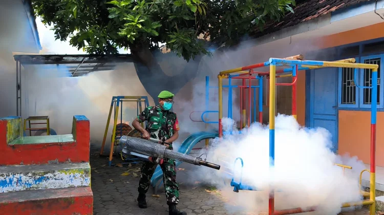 TNI Dampingi Fogging Cegah DBD di Citrodiwangsan Lumajang