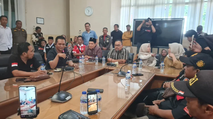 Sejumlah LSM Audiensi ke DPRD Tanggapi PU Fraksi