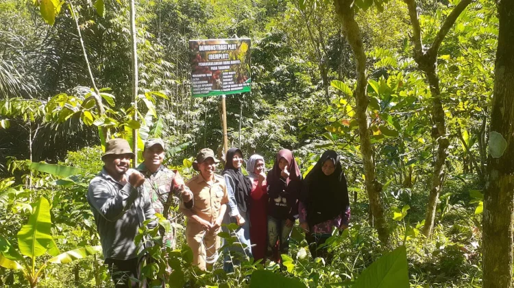 Petani Bersama Dinas Pertanian Lumajang Kendalikan Hama Monyet