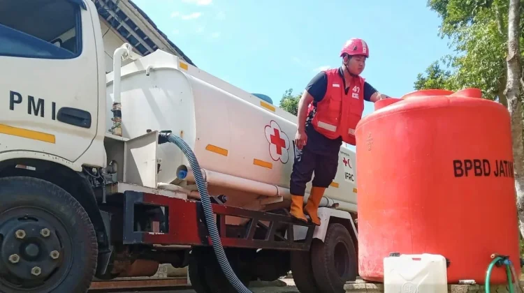 PMI Jember Salurkan 19.800 Liter Air ke Wilayah Kekeringan
