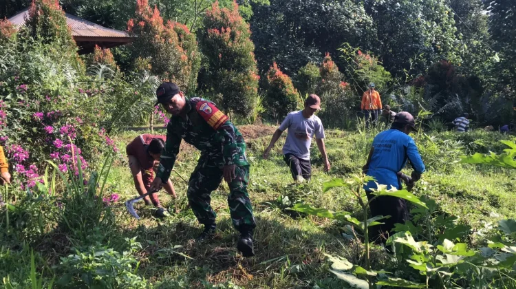 Warga Bersihkan Situs Selogending di Lumajang