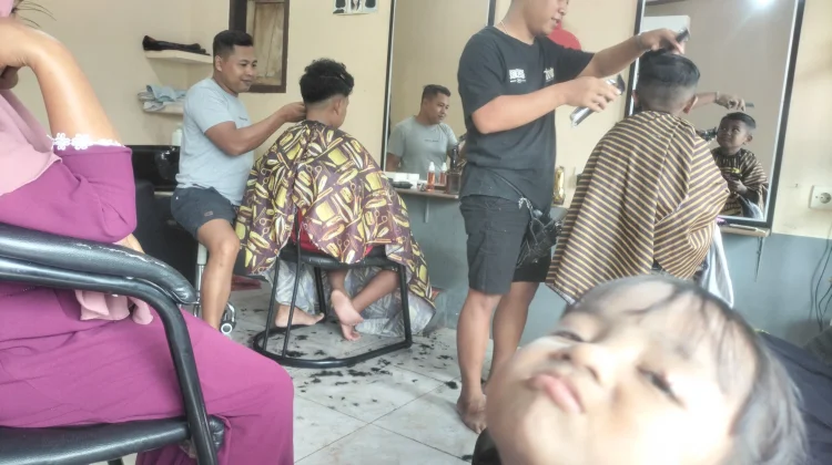 Salon Pangkas Rambut di Jember Ramai jelang Masuk Sekolah
