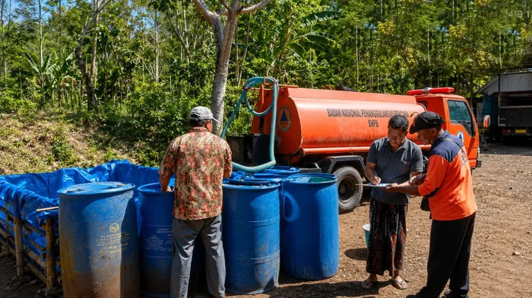 Musim Kemarau Mulai Berdampak, Pemkab Lumajang Salurkan Bantuan Air Bersih