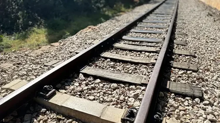 Peran Penting Batu-batu Kecil di Rel dalam Perjalanan Kereta
