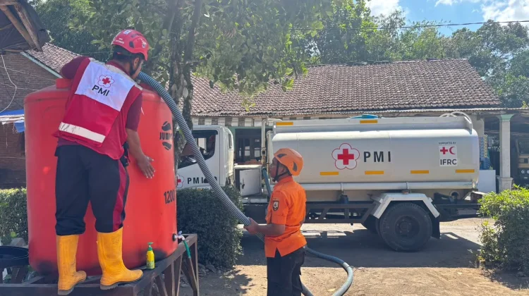 BPBD Salurkan Air Bersih untuk Warga Kalisat dan Pakusari