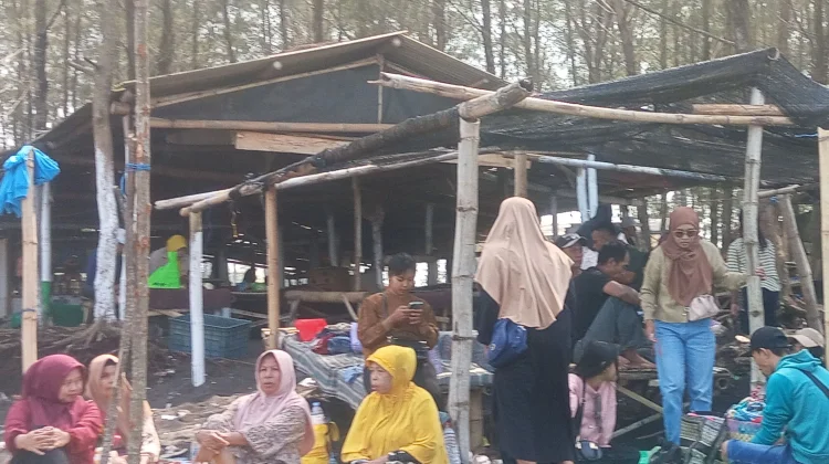 Ramainya Wisata Pantai Cemara Dongkrak Pendapatan UMKM