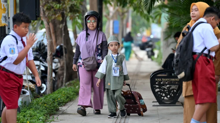 Hari Pertama Sekolah, Orang Tua Antar Anak Hingga Kelas