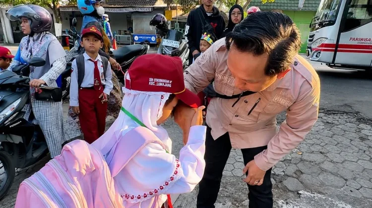 Pelukan Ayah di Gerbang Sekolah, Langkah Kecil yang Menguatkan Masa Depan Anak