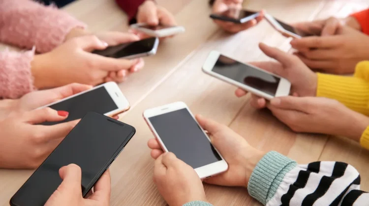 Waspadai "Phone Body", saat Gawai Mulai Mengubah Bentuk Tubuh