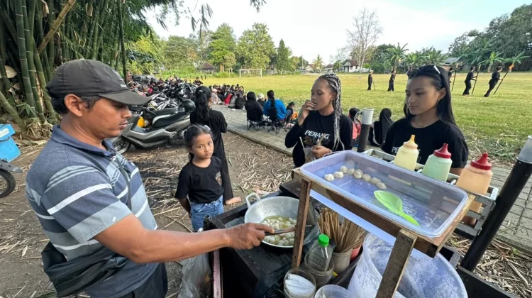 Latihan BEC 2026 Dongkrak Penjualan Pedagang Camilan Srono