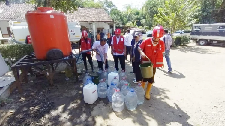 Kekeringan Meluas, PMI Masifkan Distribusi Air Bersih di Jember
