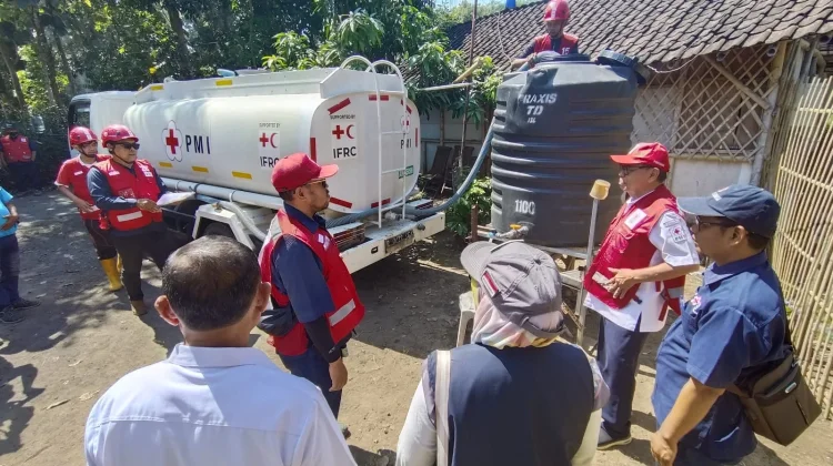 PMI Salurkan Hampir 30 Ribu Liter Air Bersih ke Wilayah Kekeringan Jember