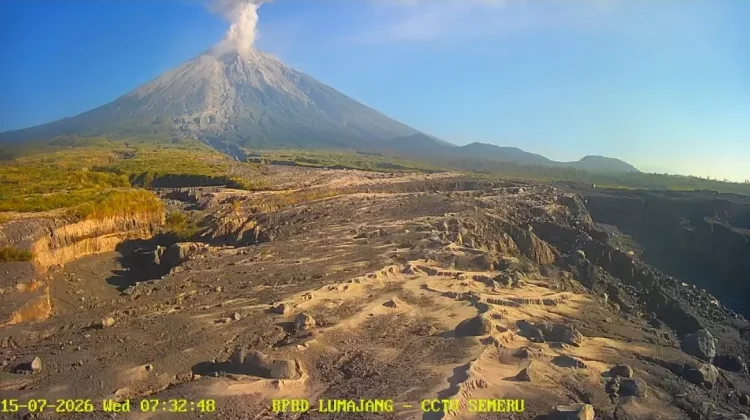 Gunung Semeru Mengalami Beberapa Kali Letusan