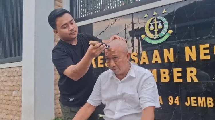Dukung Usut Tuntas Korupsi Sosraperda, Aktivis Jember Gelar Cukur Gundul