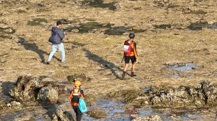 Korban Terseret Ombak Pulau Merah Belum Ditemukan