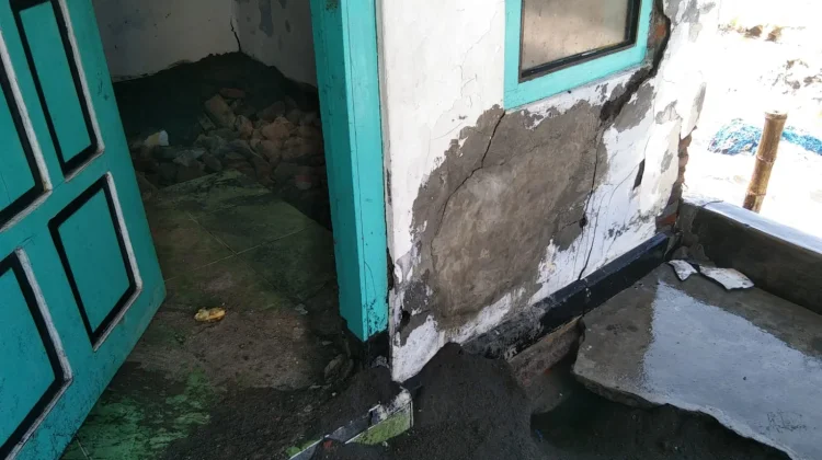 Gelombang Pasang Terjang Rumah Warga Pesisir hingga Rusak