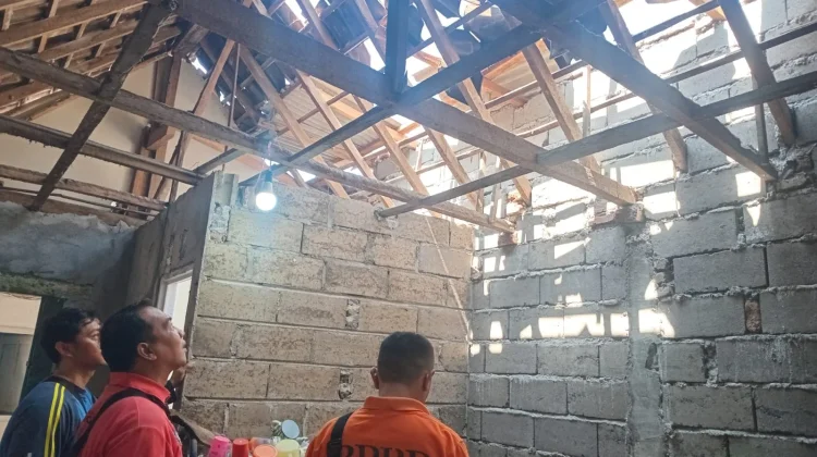 Angin Kencang Merusak Atap Rumah Warga Situbondo