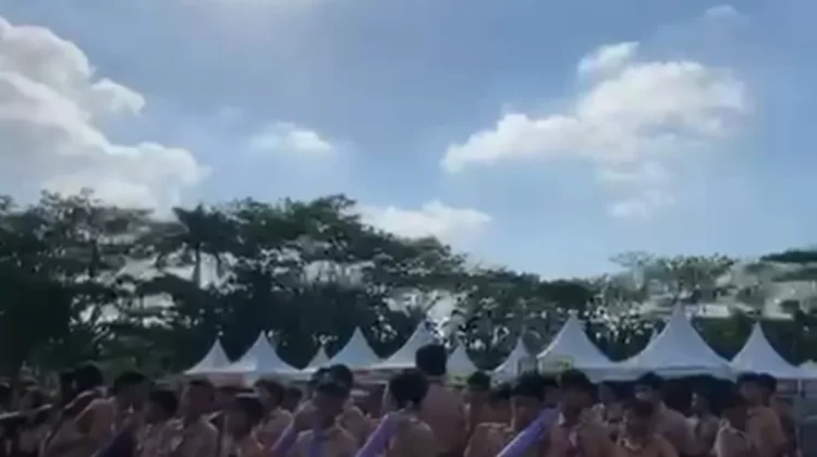 SDN Kotakulon 1 Bondowoso Meriahkan Penutupan MPLS dengan Tabuh Kentongan