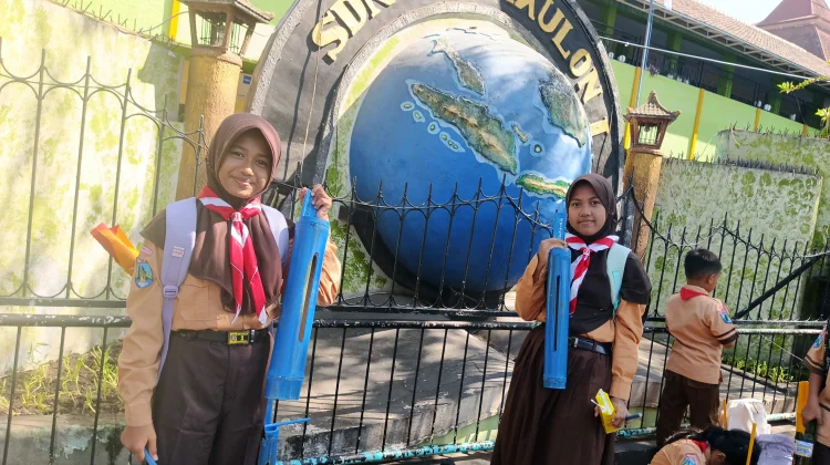 SDN Kotakulon 1 Bondowoso Meriahkan Penutupan MPLS dengan Tabuh Kentongan