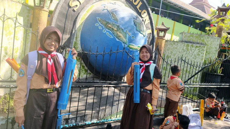 SDN Kotakulon 1 Bondowoso Meriahkan Penutupan MPLS dengan Tabuh Kentongan