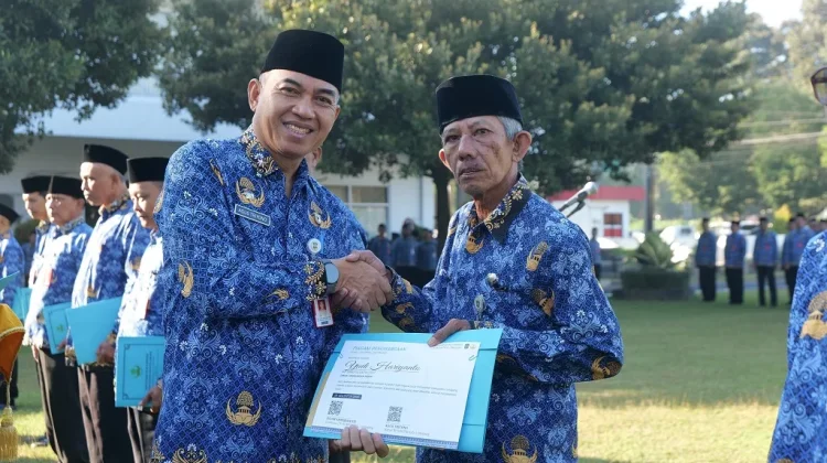 34 ASN Lumajang Terima Penghargaan Menjelang Purna Tugas