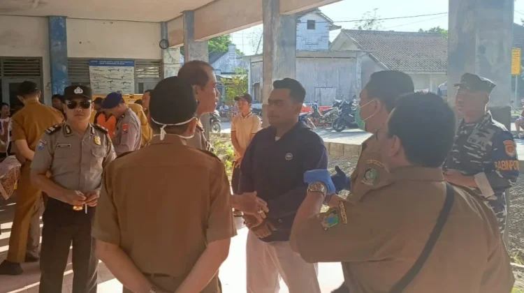 Kapal Nelayan Terbalik di Grajagan Banyuwangi