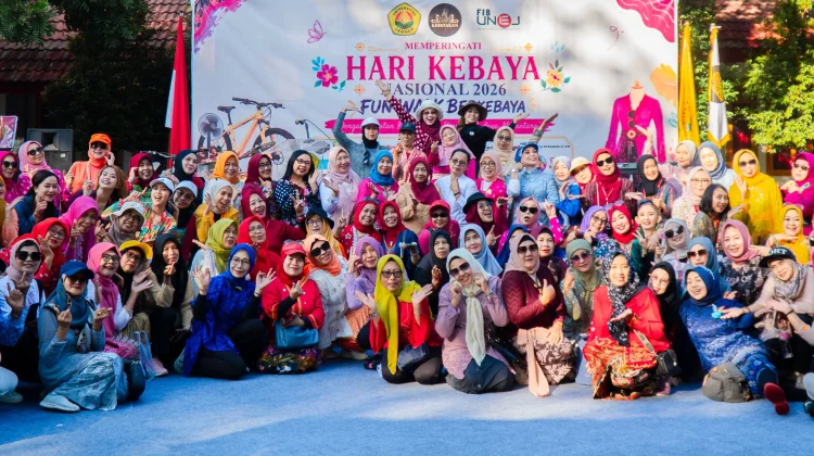 Komunitas Kebayak'An  Jember Peringati Hari Kebaya Nasional Lewat Fun Walk
