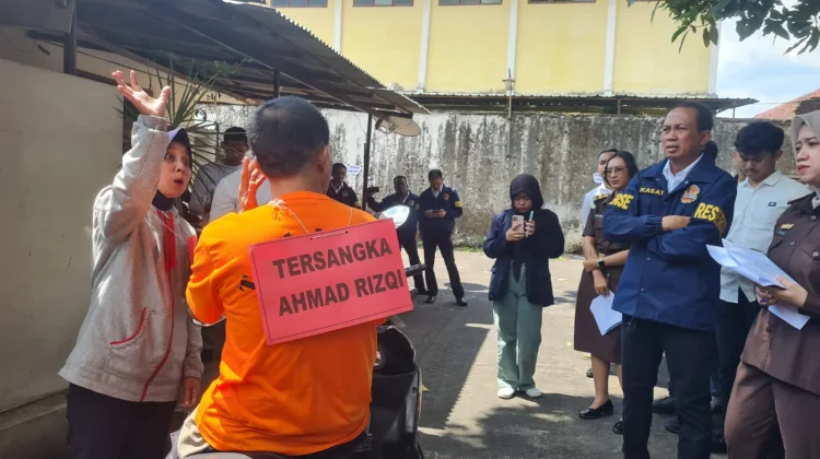 Polisi Menggelar Rekonstruksi Dugaan Pembunuhan Bidan oleh Suaminya