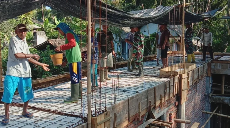 Puluhan Warga Renovasi Masjid di Candipuro Lumajang