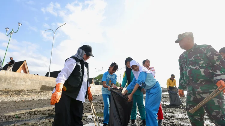 Seribu Warga Bersihkan Pantai Dukung Gerakan Indonesia ASRI
