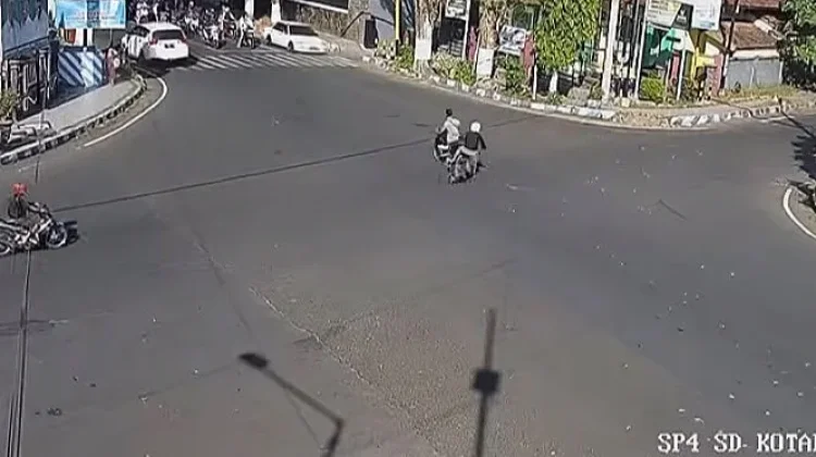 Terobos Lampu Merah Berujung Kecelakaan, Dua Aksi Pengendara Terekam CCTV