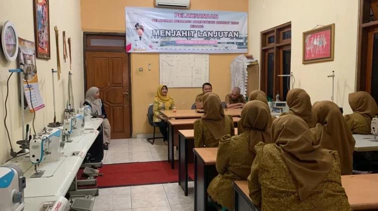 Disnaker Jember Tingkatkan Kompetensi Peserta Pelatihan Menjahit