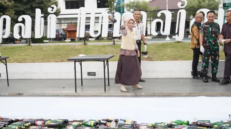 Pemkab Lumajang dan Forkopimda Musnahkan 3.000 Botol Miras Ilegal