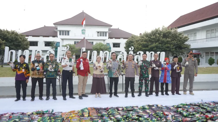 Pemkab Lumajang dan Forkopimda Musnahkan 3.000 Botol Miras Ilegal