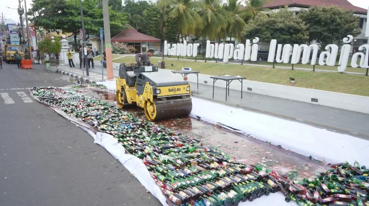 Pemkab Lumajang dan Forkopimda Musnahkan 3.000 Botol Miras Ilegal