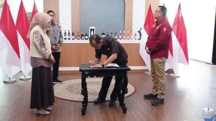 Waka II DPRD Hadiri Pemusnahan 3.000 Botol Miras Ilegal