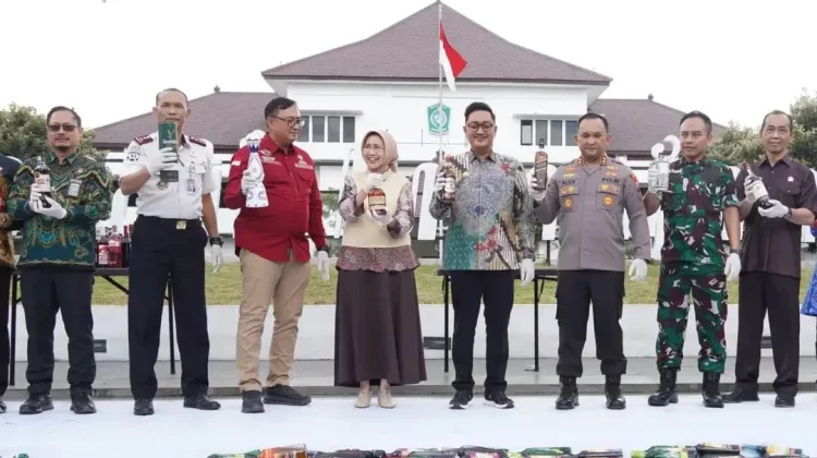 Waka II DPRD Hadiri Pemusnahan 3.000 Botol Miras Ilegal