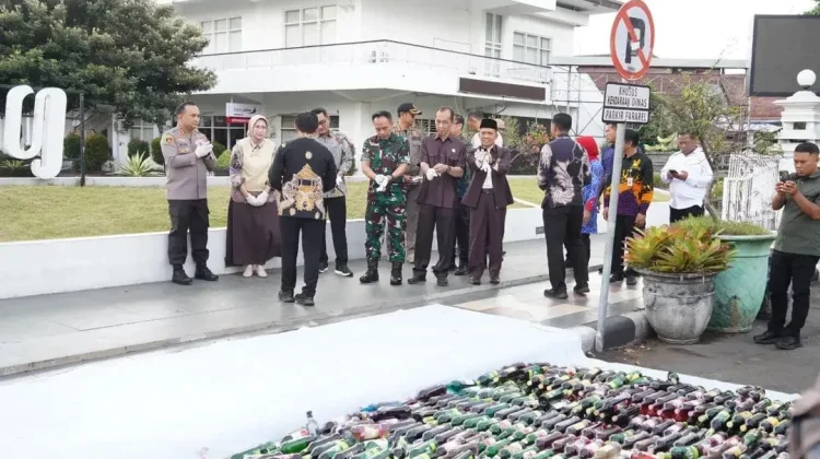 Waka II DPRD Hadiri Pemusnahan 3.000 Botol Miras Ilegal